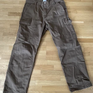 Carpenter pants - Ett par bruna carpenter pants från hm i storlek 34