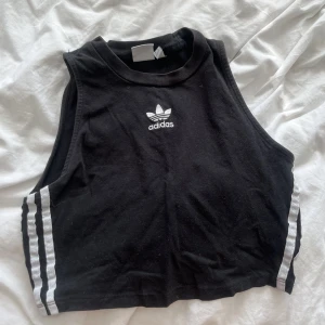 adidas topp  - Köpt från adidas för 299.