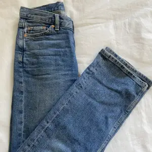 Superfina jeans från weekday som köptes sommaren 2022💗 Storlek 24/30. Säljer då de tyvärr blivit försmå för mig💗 Orginalpris: 580 Kom privat för fler bilder💗 Köpare står för frakten! Modellen är twig💕