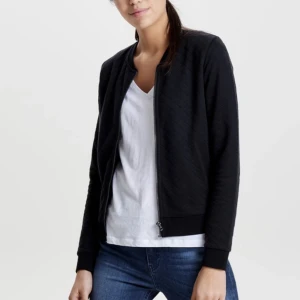 Bomberjacka - Tunn tröja som ser ut som en bomberjacka. Aldrig använd (har lapparna kvar). Bilderna är från hemsidan.🫶🫶🫶