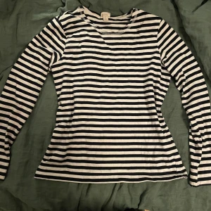 Randig tröja - Snygg randig tröja, köpte för typ 3 år sedan och armarna är nu lite för tajta. Mycket bra skick! Föreslå gärna pris :)