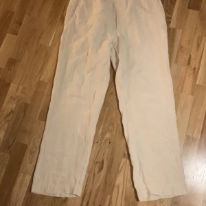 Linnebyxor A Days March - Säljer mina linnebyxor från förra sommaren. Jag säljer dem för att jag har hittat ett par nya. Skick 9/10 knappt använda. Ny pris 1500kr
