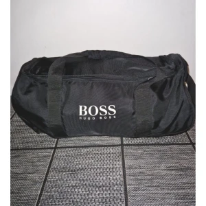 Hugo boss weekend bag - Hugo boss weekend bag rymlig stor väska med innerfickor 70cm bred 32cm hög kan skicka mer bilder om önskas Väskan är i bra skick , inget att anmärka på