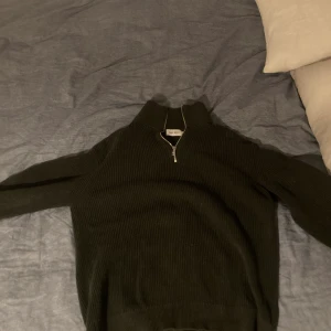 Half Zip tröja - Hej, säljer nu min half-zip tröja från East West. Köptes på Brothers för 900. Använd cirka 10 gånger. Säljer eftersom den är lite stor på mig. Storlek S men skulle säga att den är lite av ett mellanting av S och M. Kom gärna med frågor! 