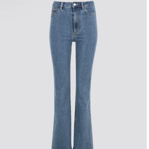 High waste, jane boot  - Jeans från cubus, aldrig använda endast provade. Säljer pga för stor storlek, storlek S/32 men stor i storleken. Säljes för 200kr+frakten. Dm för bättre bilder. 