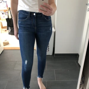 Jeans  - Ankellånga jeans i jättefint skick. Storlek 38, men skulle snarare säga 34-36. 