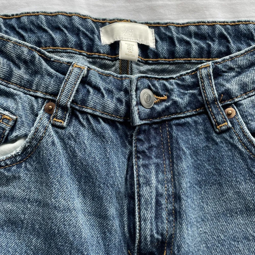 Ett par jeans från H&M med baggy passform, Använda ett par gånger men slitage finns ej!💖. Jeans & Byxor.
