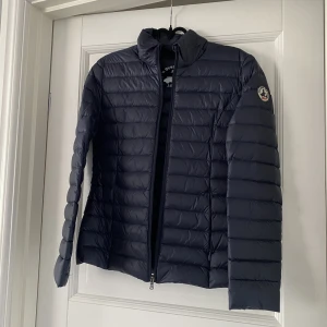 JOTT JACKA - Marinblå dunjacka från JOTT (nypris ca 2000kr)❣️