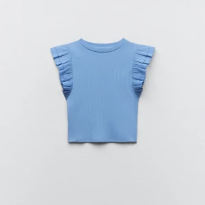 Blå volang topp zara - Väldigt fin volang topp från zara. Passar perfekt till en lång vit kjol (bild 2). I storlek S . 