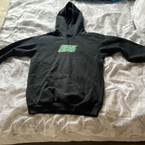 Säljer en Billie Eilish - Säljer denna Billie Eilish tröja få jag tyvärr inte kan ha den!❤️