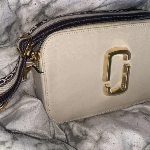 Marc Jacobs väska - Säljer nu min Marc Jacobs väska, köptes i vintras och har använt den ute 2-3 gånger.  Den är ren o fräsch. Frakten kommer vi överens om💓