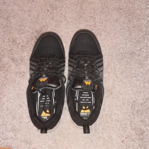 Monitor skyddskor - Monitor skyddskor med stålhetta där fram