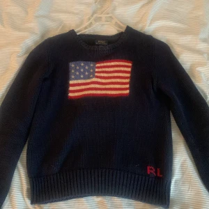 Polo Ralph Lauren tröja - Superfin tröja i ganska bra skick. På taggen står det ”xl (16)” men passar mig som är small. OBS: Endast byte mot den vita ralph lauren tröjan, ev. såld för ett rimligt pris, nypris över 4000kr💘