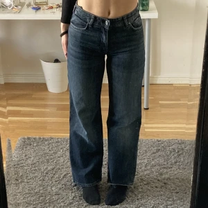 Jeans - Från Carlings! Assssfina, men passar tyvärr inte mig längre. Storlek S/36, men passar även 38. Finns en fläck på ena bakfickan!! 