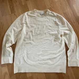 Stickad tröja - Stickad tröja från hm i färgen ljus beige. Storlek M men passar L då det är realexed fit nypris 350. Hör av er vid intresse. //Matheo 