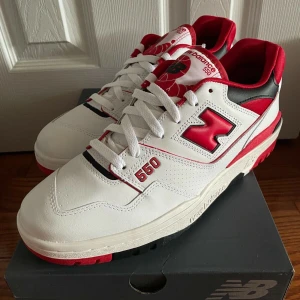 New balance 550 röd  - Hej nu säljer jag mina New Balance 550 skor i färgen röd 💖💖 riktigt snygga 💖💖💖 original pris 3399 kr på MerchSweden mitt pris 1400kr pris priset kan diskuteras 