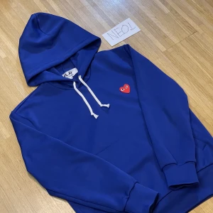 cdg hoodie royal blue - Comme des Garçon PLAY❤️ hoodie i färgen Royal Blue! storlek M. 8,5/10🤩byter gärna likadan hoodie i storlek L. Köp direkt 950kr