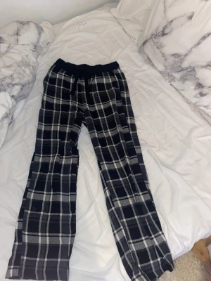 Pyjamas byxor - Dom är inte alls slitna och har nästan aldrig använt dom, de är ifrån Kappahl!