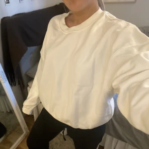 Sweatshirt  - Vit sweatshirt, jättesmjukt material på insidan, storlek L men kort modell, 80kr + frakt🤍