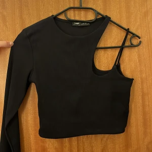 One shoulder topp - Svart ribbad one shoulder top från Pull&Bear🖤 Aldrig använd, endast provad. Upplevs liten i storleken så passar nog S eller XS mer än M💓 Då jag är 180 cm upplever jag den som ”för” kort vilken är anledningen till att jag säljer😇