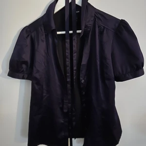 Lila blus  - Jätte söt lila figursydd blus med puffiga armar 