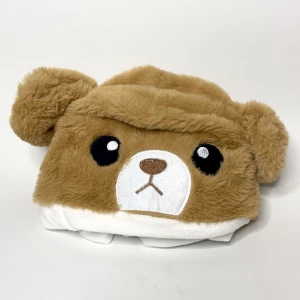 Fluffig björn mössa - Nästan aldrig använd, går att klämma i armarna så åker öronen upp.