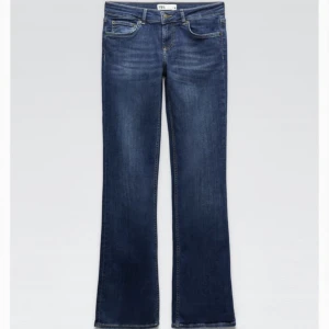 Zara jeans  - Säljer dessa Low Rise bootcut från Zara i storlek 38 då de inte kommer till användning längre. 240kr+ frakt🦋 (sista bilden är lånad)