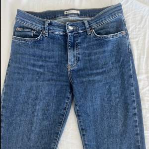 Säljer dessa skit snygga low waist bootcut jeans från GinaTricot för att dem inte längre passar. Säljs för 250 inkl frakt🤍