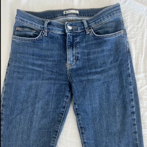 Low waist bootcut jeans - Säljer dessa skit snygga low waist bootcut jeans från GinaTricot för att dem inte längre passar. Säljs för 250 inkl frakt🤍