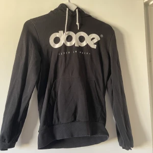Hoddie från dope - En dope hoddie i svart! Storlek strl 36 ungefär S