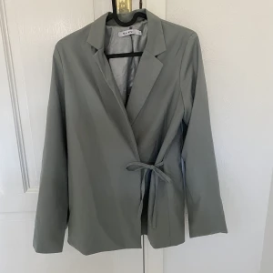Blazer/kavaj - Sååå fin grå blazer från NA-KD! Helt oanvänd och i nyskick! Storlek 34🤍🤍