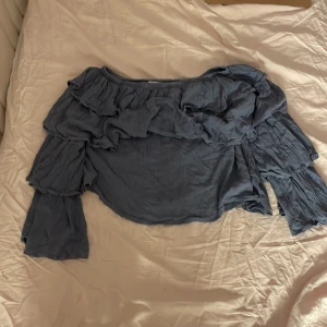 Off shoulder blus - Blus som knappt är använd från Josefin Ekströms kollektion med NAKD