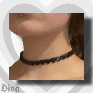 choker hjärtan - Gullig choker med hjärtan. Knappt använd. Har två knappar så storleken går att justera litegrann.