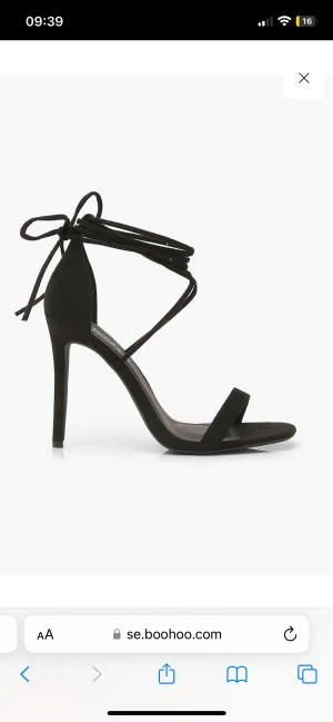 Stilettklack med snörning - Stilettklack med snörning, klacken är ca 8-10 cm. Super snygga tyvärr aldrig kommit till användning för att jag inte känt mig helt bekväm med höga klackar, nyskick! Storlek 39❤️ Nypris är 360:-.