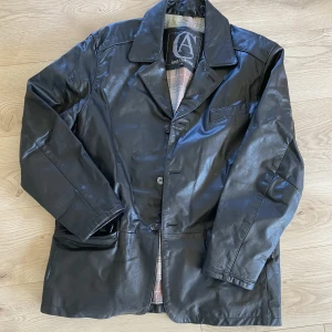 Oversized Skinnjacka 100% läder - Skinnjacka i stl herr M, skulle säga passar allt mellan stl S(38)-XL beroende på passform. Tyvärr alldeles för stor för mig som är 166 cm och stl 34-36.
