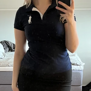 Polo Piké  - !Ursäktar min smutsiga spegel! Säljer denna Ralph Lauren piké då den inte kommer till användning. Bra skick. Passar mig som har strl S i vanliga fall ☺️
