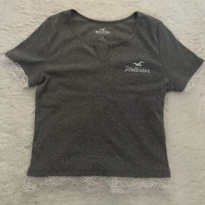 T-shirt  - En tshirt från Hollister med spets i storlek M men sitter som ett S 