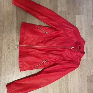 Röd lederjacka - Lederimitation Använd några få gånger