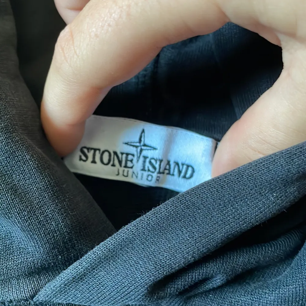 Stoneisland hoodie cond:8/10 säljer för den är för liten kostar ungefär 1,900kr. Hoodies.