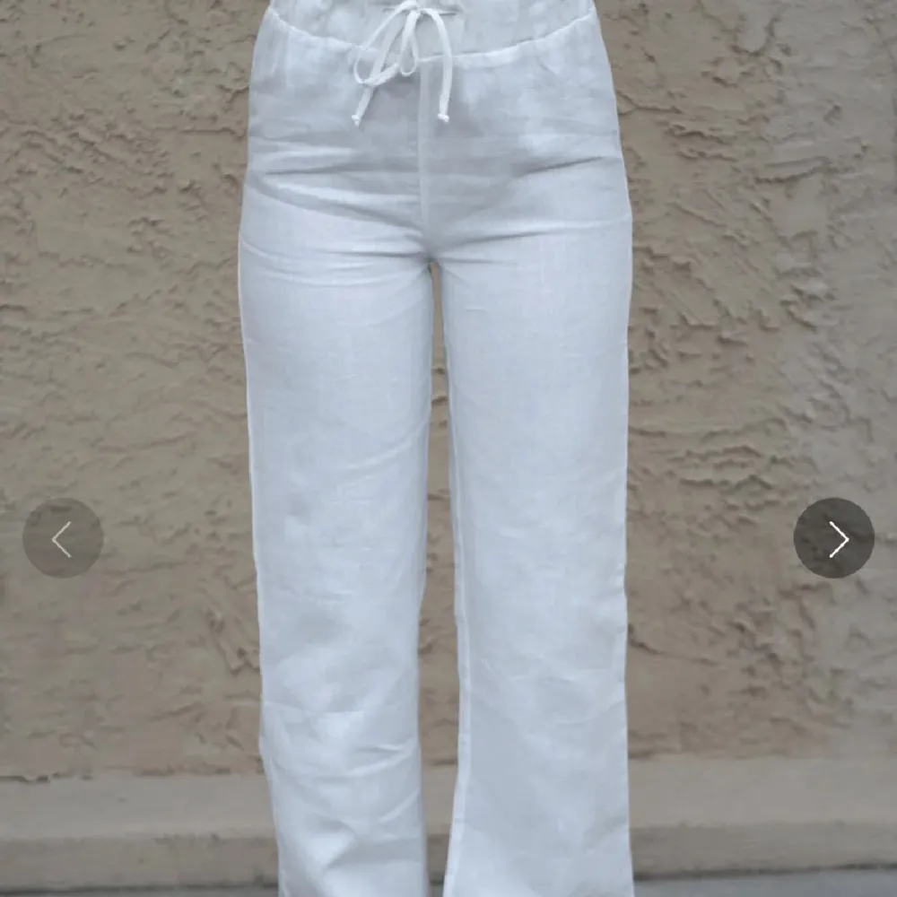 Vita linnebyxor från Alice Stenlöfs Adsgn, använda en gång, storlek xs. Nypris 999kr, slutsålda på hemsidan. Jeans & Byxor.