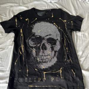 Philipp plein t-shiet i storlek L men passar även M. Värde på tröjan är cirka 3500-4000kr. Säljer den för 1250. Tröjan är k väldigt bra skick. Kan skicka fler bilder eller vidoes ifall det behövs.