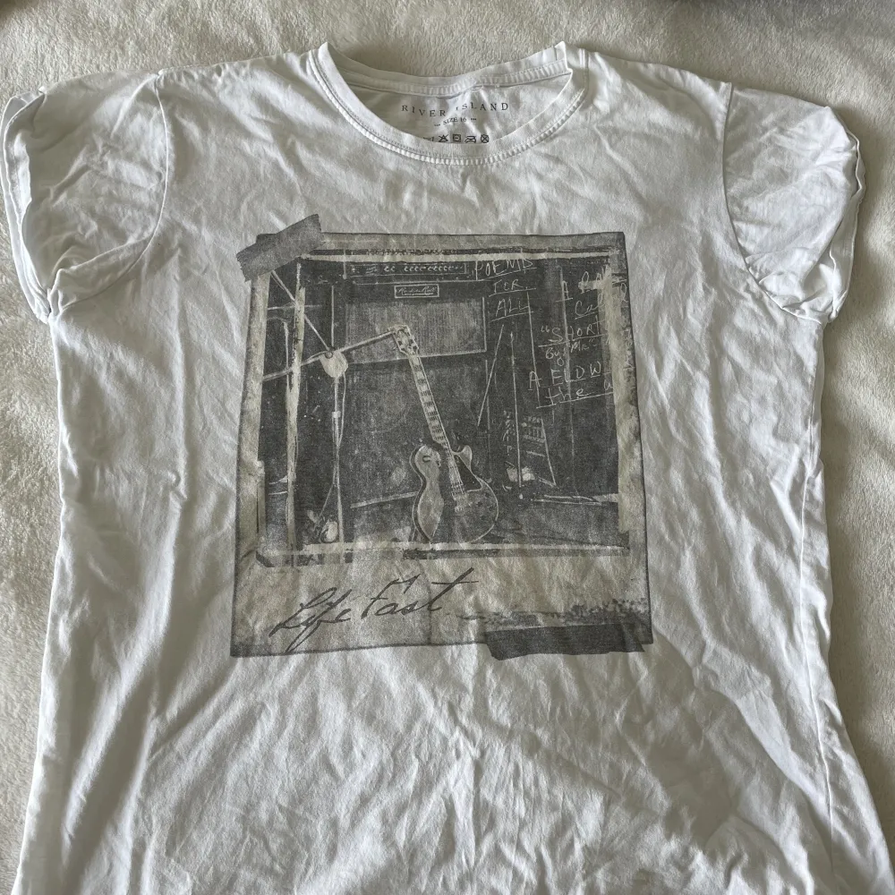 En cool tshirt med tryck på. Säljer pga att den inte passar min stil längre. Köparen står för frakt och pris kan diskuteras💕. T-shirts.