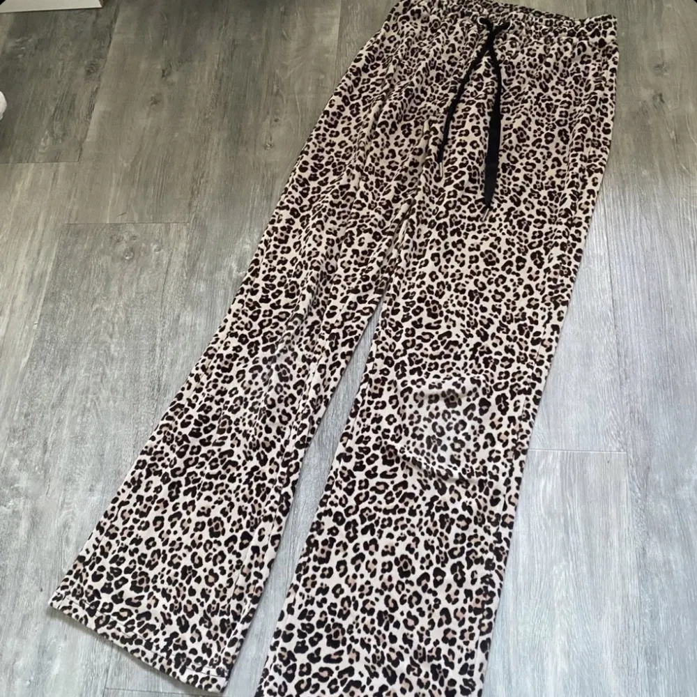 Ett par leopard mönstrade mjukisbyxor i storlek XS. Använt få gånger och är i fint skick. . Jeans & Byxor.