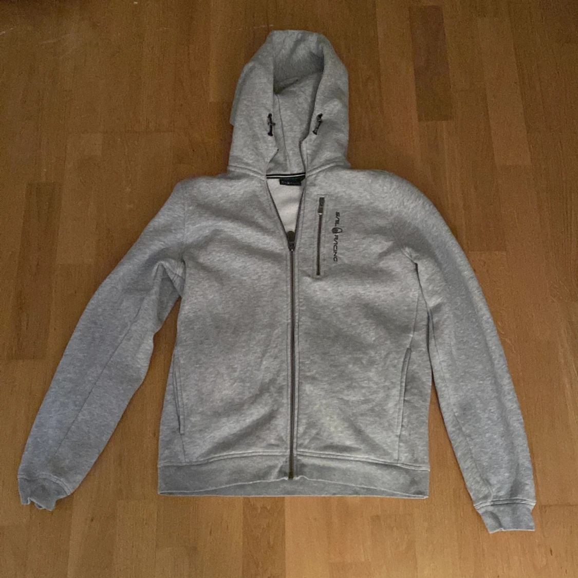 Grå sail racing hoodie