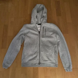 Grå sail racing hoodie - Helt oanvänd 10/10 skick pris kan diskuteras 