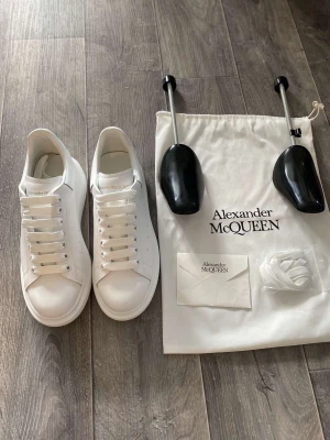 Alexsander Mqueen - Hej, Alexsander Mqueens som jag säljer. Dessa är helt nya och aldrig använda dust bag och skosnören medföljer. Flera bilder kan skickas om du är intresserad 