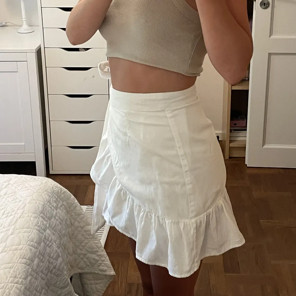 Jättesöt somrig kjol från Bianca IngrossoXNelly.com. Justeras med bandet i midjan så passar Xs-S. Kjolar.