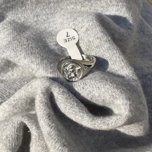 Ring, Ängel - Ring i rostfritt stål (fläckfritt). Oanvänd.  Storlek: US 7, UK N, EUR 54 Ord pris 430kr