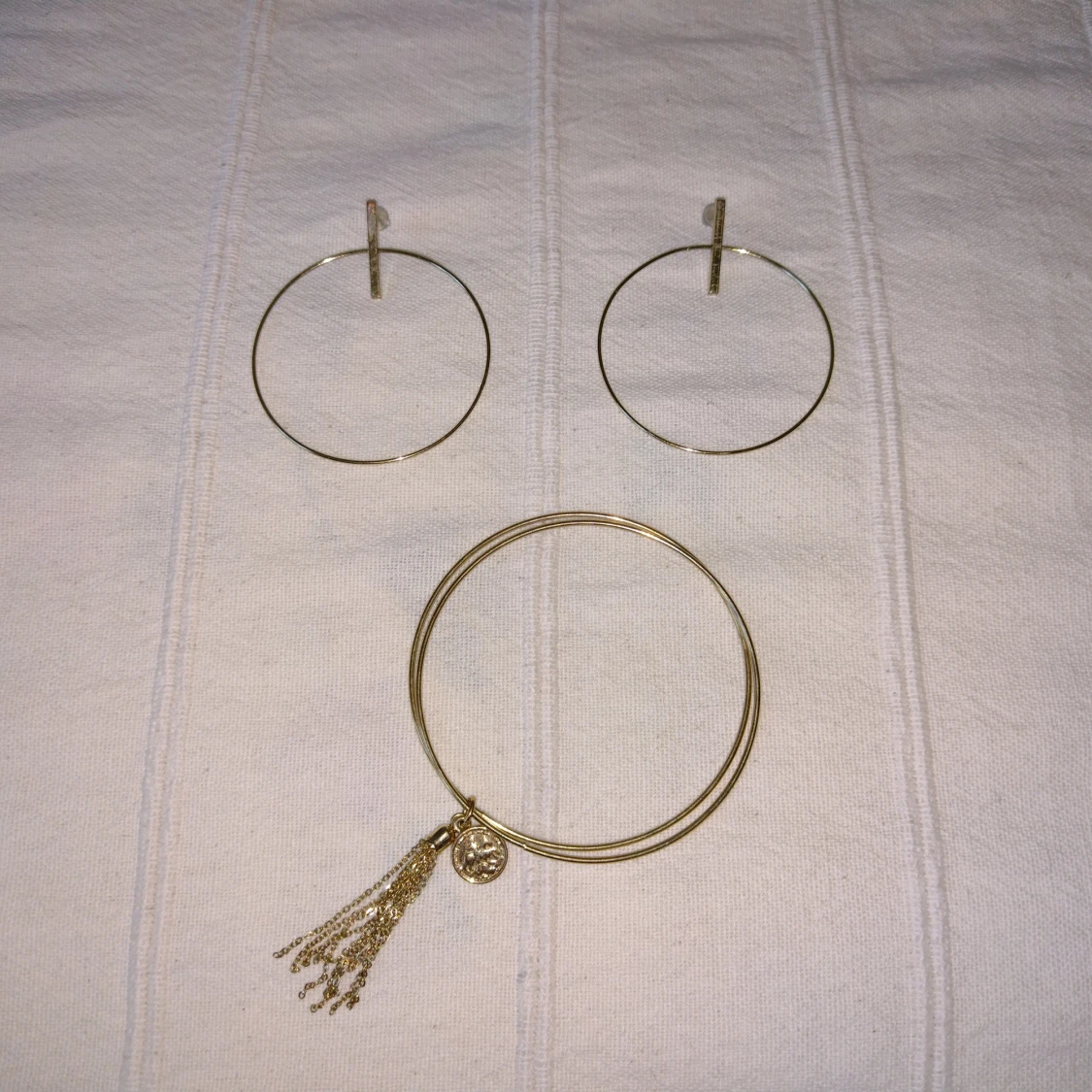 Smycken - guldfärgade örhängen och armband - ringar i metall - 90