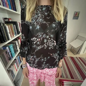 Blus  - En jätte fin svart blommig blus som passar jätte bra till sommaren! 🌻💕  Säljs pga inte får användning 